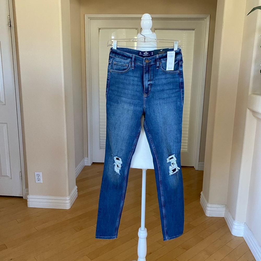 NWT Hollister Women's Distressed Denim Ultra High-Rise Super-Skinny Jeans